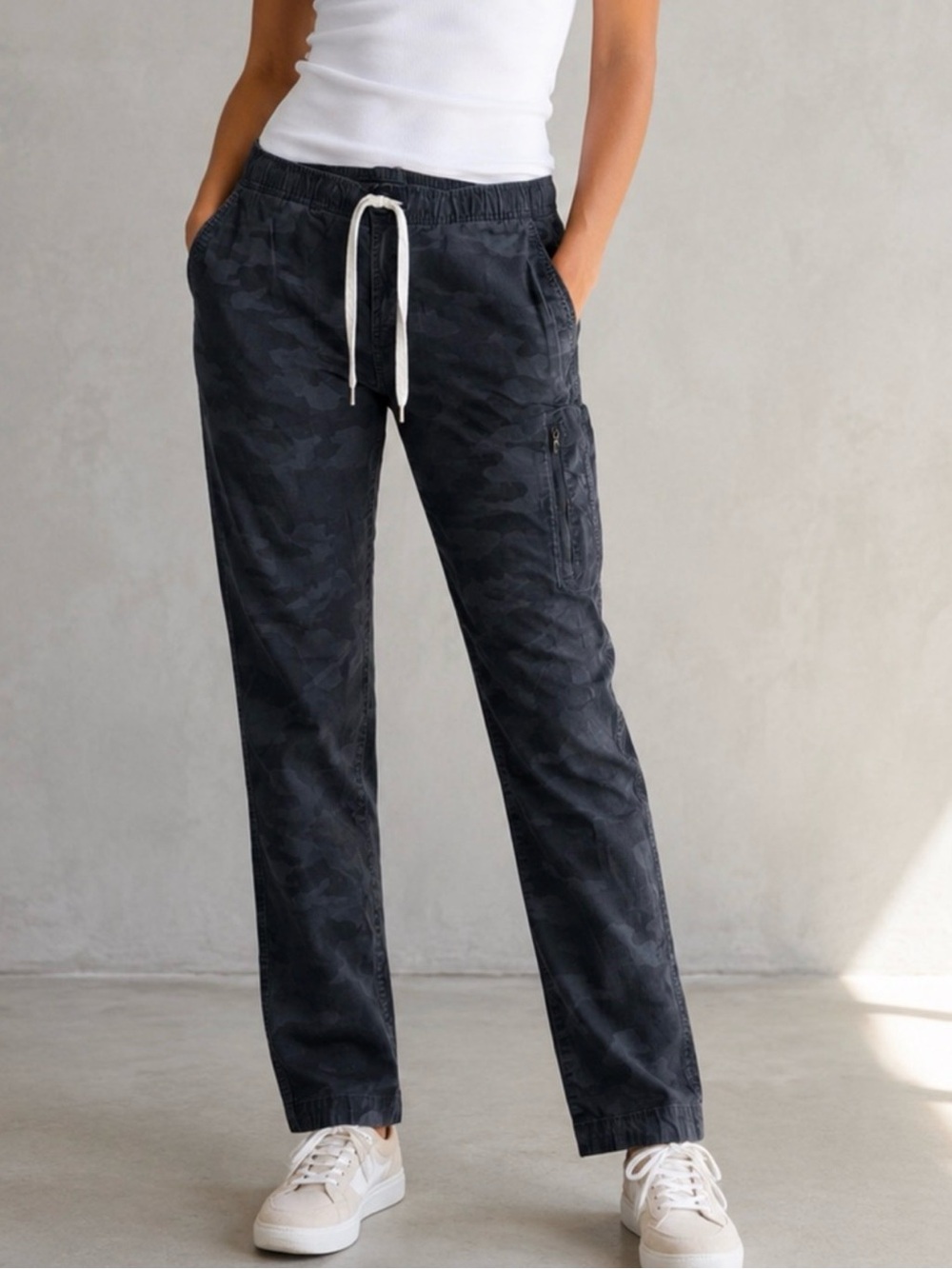 Vuori Women’s Ripstop Pants Size Medium Gray Camo Straight Leg Utility